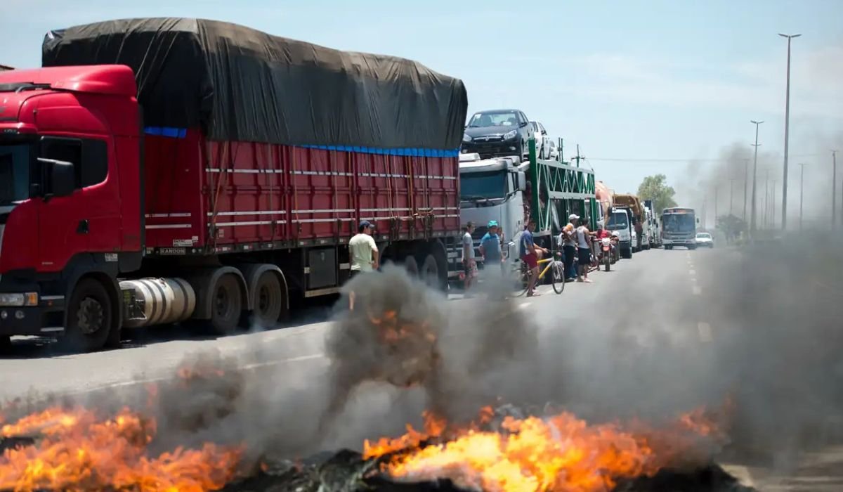 Protesto de caminhoneiros em 2015, convocado pelo Comando Nacional do Transporte