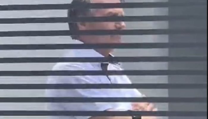 bolsonaro-foi-avistado-andando-em-frente-ao-portao-da-casa-1-1053x1300