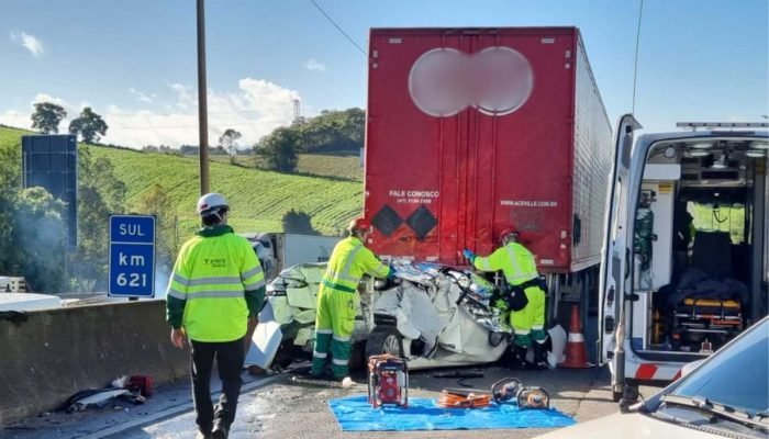 carro-esmagado-na-br-376