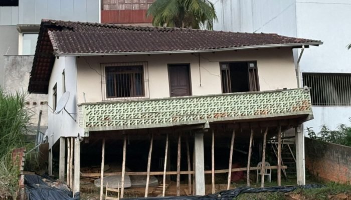 casa-e-rachada-ao-meio-apos-obras-em-blumenau-7