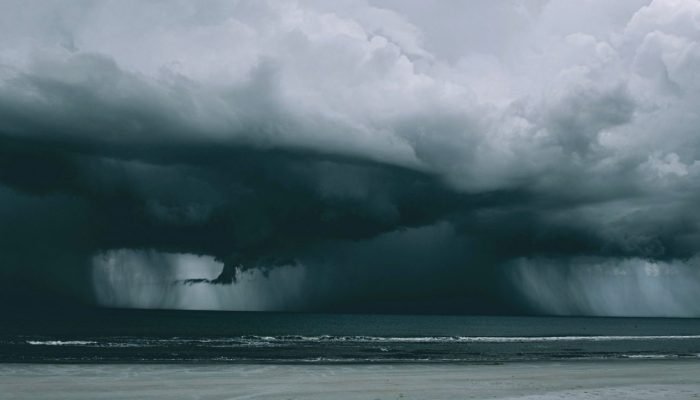 ciclone-extratropical-provoca-alerta-vermelho-do-inmet-para-tempestades-severas-em-588-municipios-do-sul-1300x731