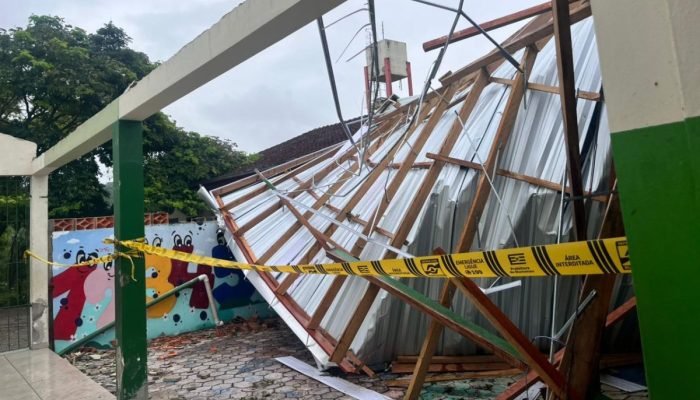 fotos-escola-suspende-aulas-apos-telhado-ser-destruido-por-temporal-em-blumenau-1