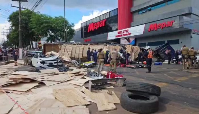 grave-acidente-com-carreta-atinge-oito-veiculos-e-deixa-feridos-graves-em-sc-frame-video