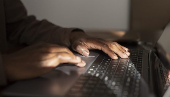 homem-usa-inteligencia-artificial-para-criar-nudez-falsa-de-ex-por-vinganca-em-sc-2048x1365