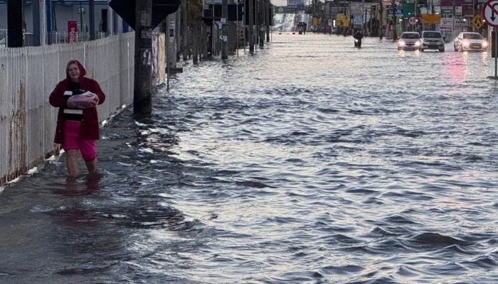mare-alta-invade-residencias-alaga-rodovias-e-atrapalha-o-transito-emflorianopolis2 mare-alta-invade-residencias-alaga-rodovias-e-atrapalha-o-transito-emflorianopolis2