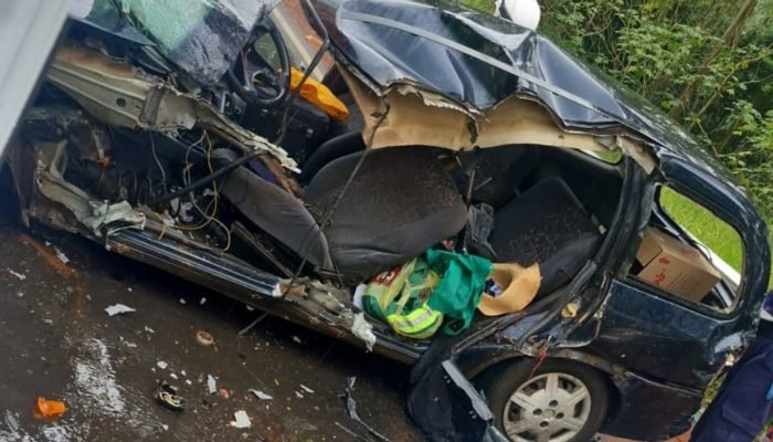 motorista-e-ejetado-de-carro-e-morre-apos-colisao-com-dois-caminhoes-em-contorno-viario-de-sc