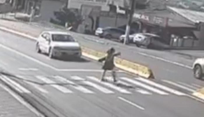 video-mulher-e-atropelada-na-faixa-e-fica-sobre-capo-de-carro-por-alguns-metros-em-sc